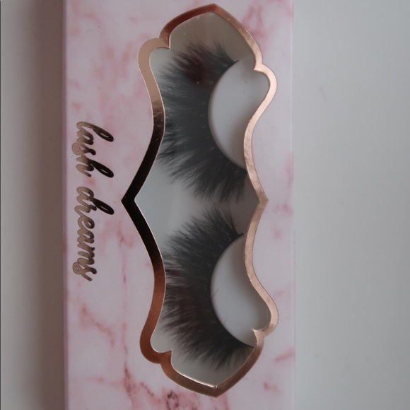 False Lashes - Picture 1 of 3